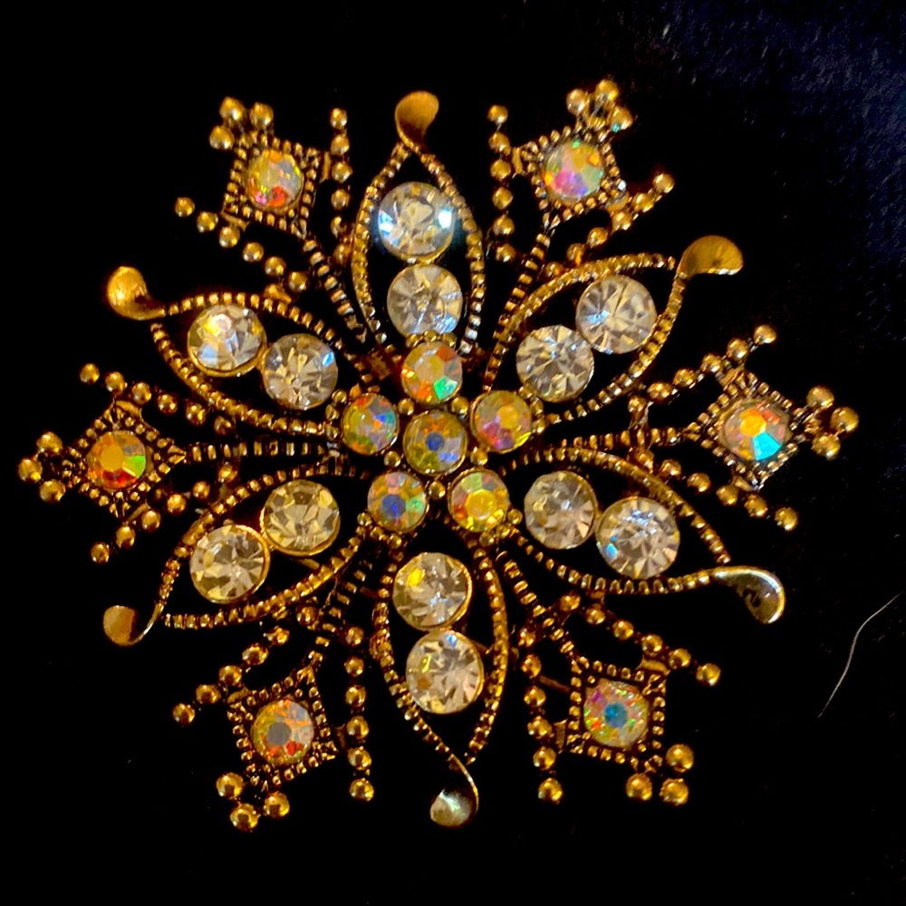 Gold tone brooch with with beautiful diamond looking crystals